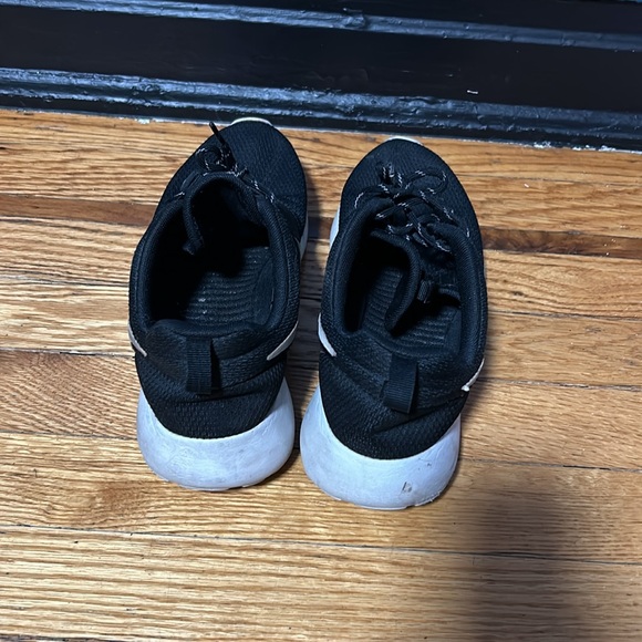 Nike Rosche Sneaker - Picture 4 of 5